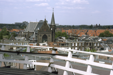 858009 Gezicht op de St. Josephkerk (Draaiweg 44) te Utrecht, vanaf de omgang van de molen Rijn en Zon aan de ...
